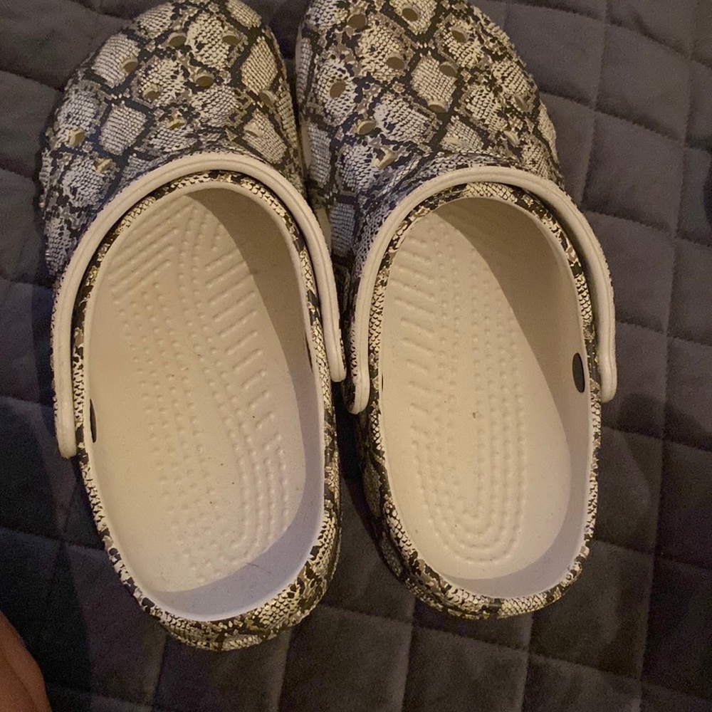 Crocs size 8m/10w snake look